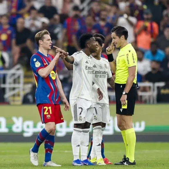 الاتحاد الإسباني يكشف تسجيلات الحكام لنهائي السوبر ويُفسّر أبرز قرارات مونويرا مونتيرو
