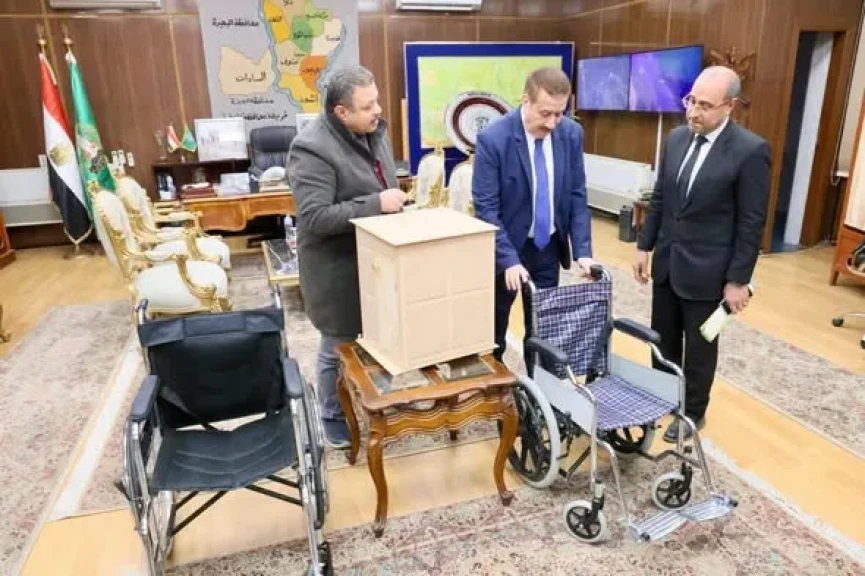 محافظ المنوفية يطّلع على نماذج تجريبية لكشك متنقل وكراسي متحركة