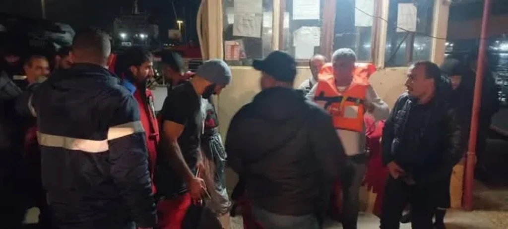 الفريق أسامة ربيع:”نجاح جهود الإنقاذ البحري في إنقاذ طاقم سفينة البضائع ” FENER” بعد زيادة انحراف السفينة واتجاهها إلى الغرق”