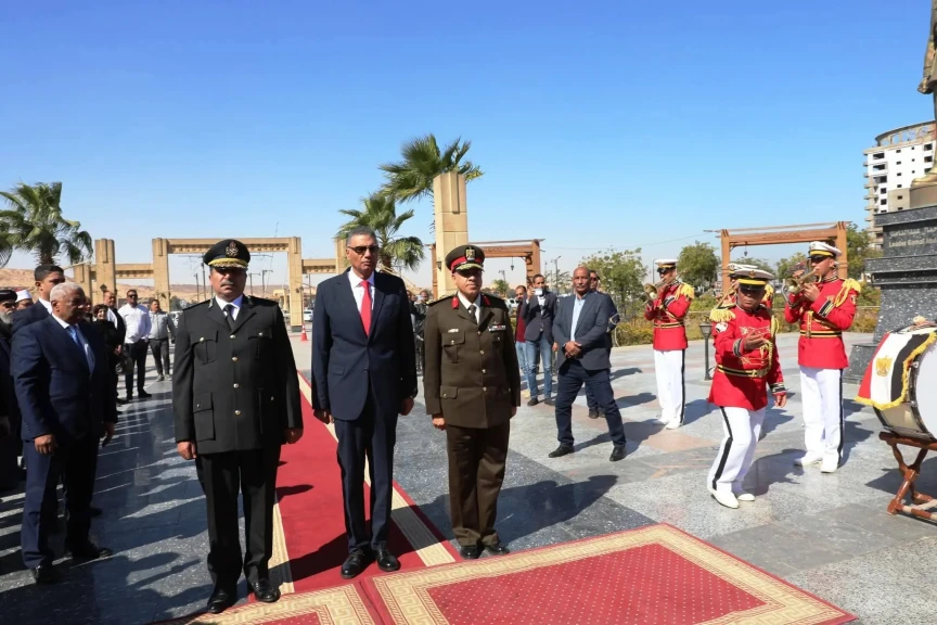 محافظ أسوان يضع إكليل الزهور على النصب التذكارى