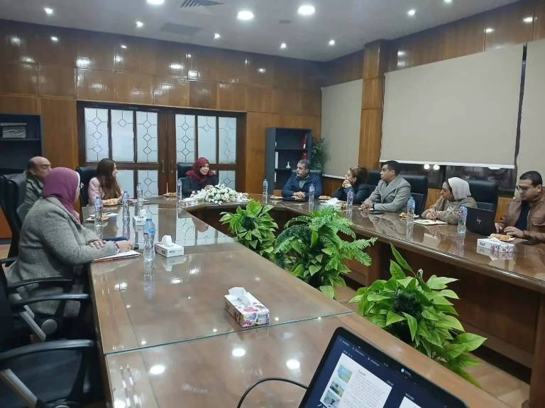 وزير الري يتابع إجراءات الإعداد لتنفيذ دورات تدريبية للاستفادة من ورد النيل