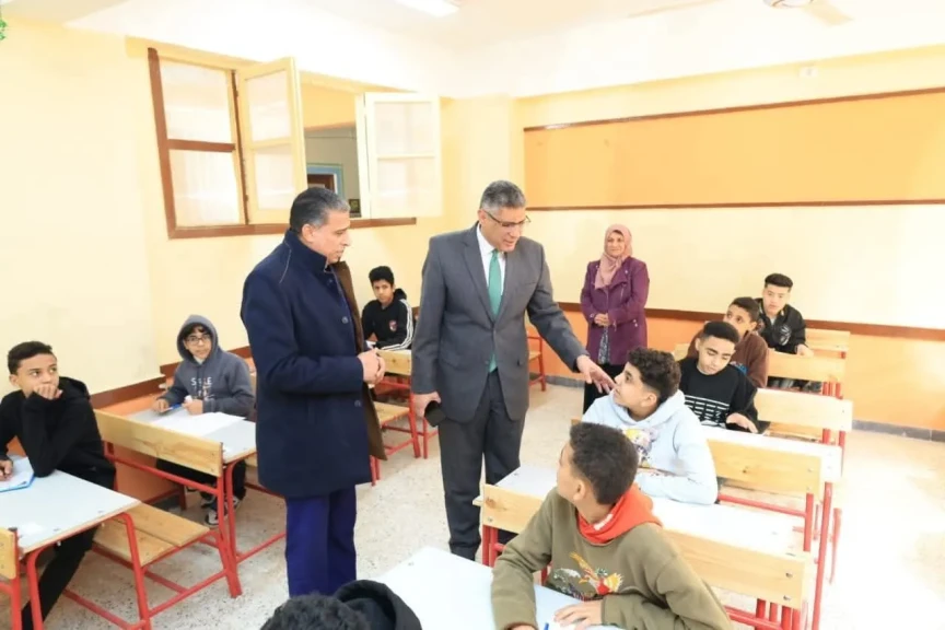 محافظ الجيزة يتفقد سير امتحانات الشهادة الإعدادية بمدارس العلم النافع والسلام بحي الهرم