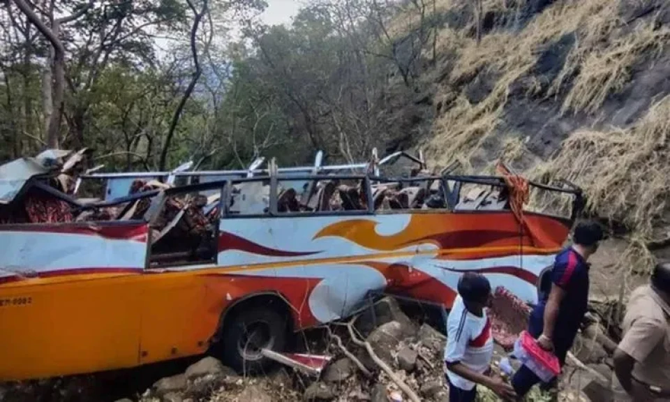 مقتل وإصابة 23 شخصا في حادث سقوط شاحنة في قناة مياه بباكستان