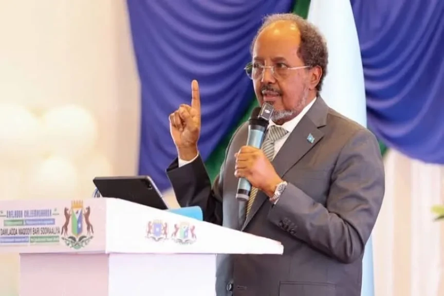 رئيس الصومال يجدد تأكيد ضرورة الحفاظ على وحدة وسيادة أراضي بلاده