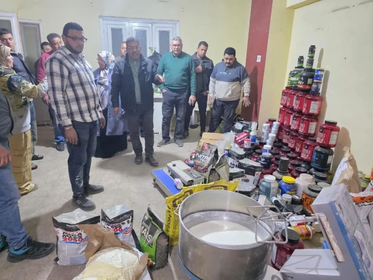 محافظة الجيزة تضبط منشأة مخالفة لتعبئة المكملات الغذائية مجهولة المصدر بحي الطالبية