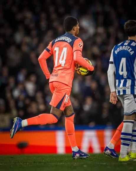 برشلونة يسقط أمام ريال سوسيداد في أنويتا ويكتفي بالخسارة 2-1