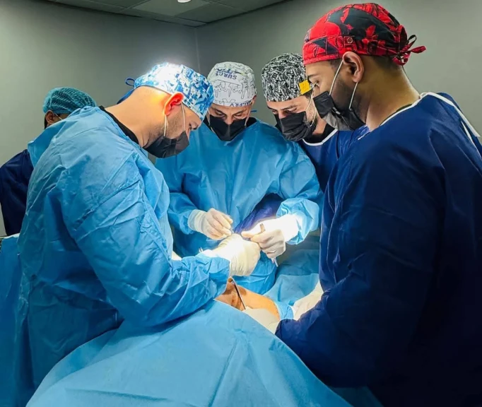 اجراء عمليتين  لزراعة الرباط الصليبي الأمامي مع هندمة الغضروف الهلالي بطب الجامعة المستنصرية ببغداد