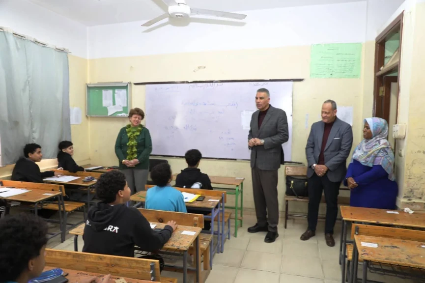 محافظ أسوان يطمئن على إنتظام سير إمتحانات الفصل الدراسى الأول للشهادة الإعدادية