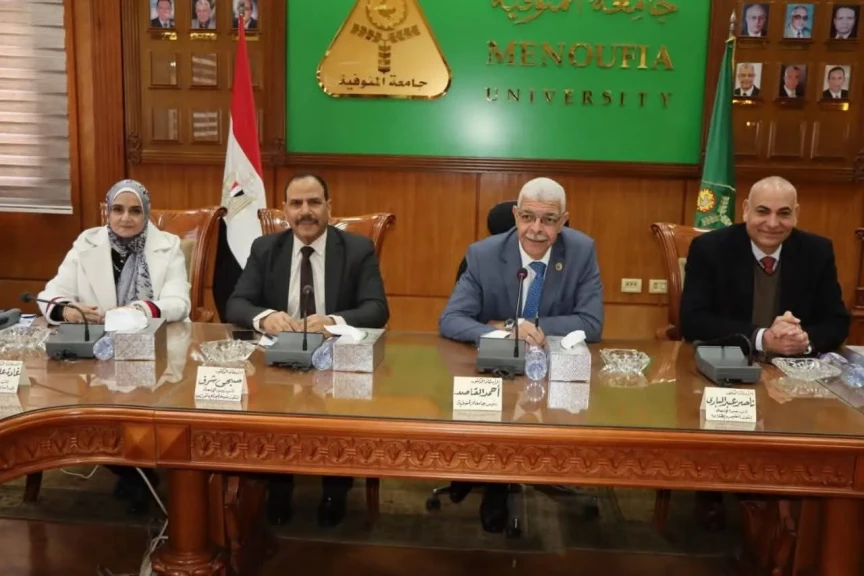 رئيس جامعة المنوفية يعقد اجتماعًا مع العمداء لمتابعة