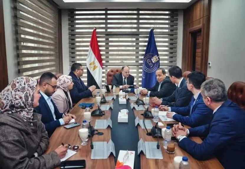 رئيس هيئة الدواء يبحث مع ممثلي شركة جيبتو فارما وغان أند لي الصينية سبل توطين الصناعة الدوائية