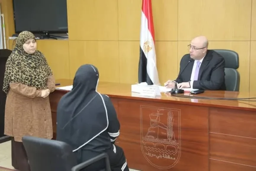 محافظ بني سويف يستمع لشكاوى ومطالب المواطنين واحتياجاتهم