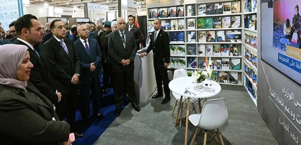 رئيس الوزراء يتفقد جناح مركز المعلومات ودعم اتخاذ القرار بمعرض القاهرة الدولى للكتاب