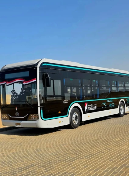 بالصور .. نموذج لأتوبيس ”النصر للسيارات” الكهربائي يدخل الخدمة التجريبية ضمن منظومة نقل زوار أهرامات الجيزة