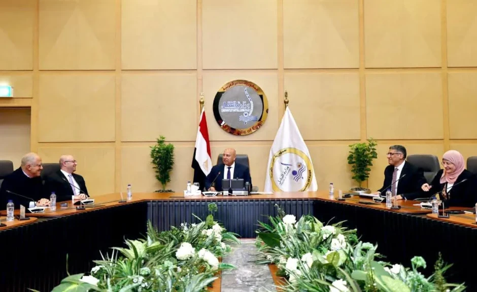 وزير الصناعة يجتمع بمحافظي الجيزة وبني سويف واتحاد الصناعات المصرية