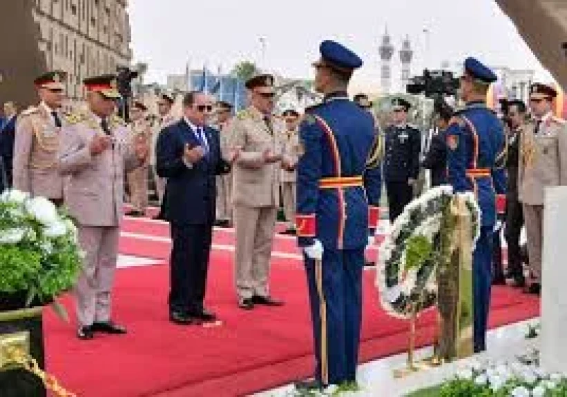 الرئيس السيسى يضع إكليلا من الزهور على النصب التذكارى لشهداء الشرطة
