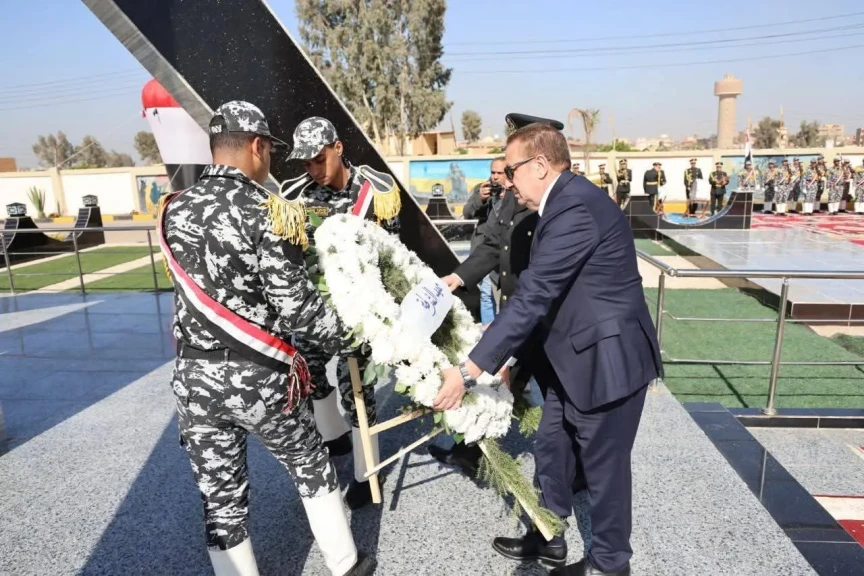 محافظ المنوفية ومدير الأمن يضعان إكليل الزهور علي النصب التذكاري لشهداء الشرطة