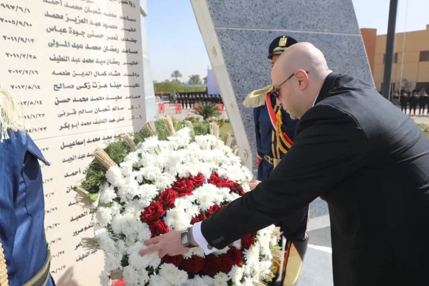 محافظ بني سويف يضع إكليل الزهور على النُصب التذكاري للُشهداء بمعسكر قوات الأمن بأبو سليم