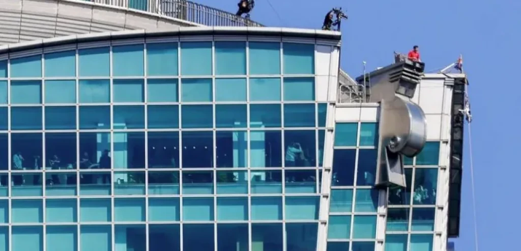 متسلق صخور أمريكى يبلغ قمة ناطحة “تايبيه 101” من دون حبال