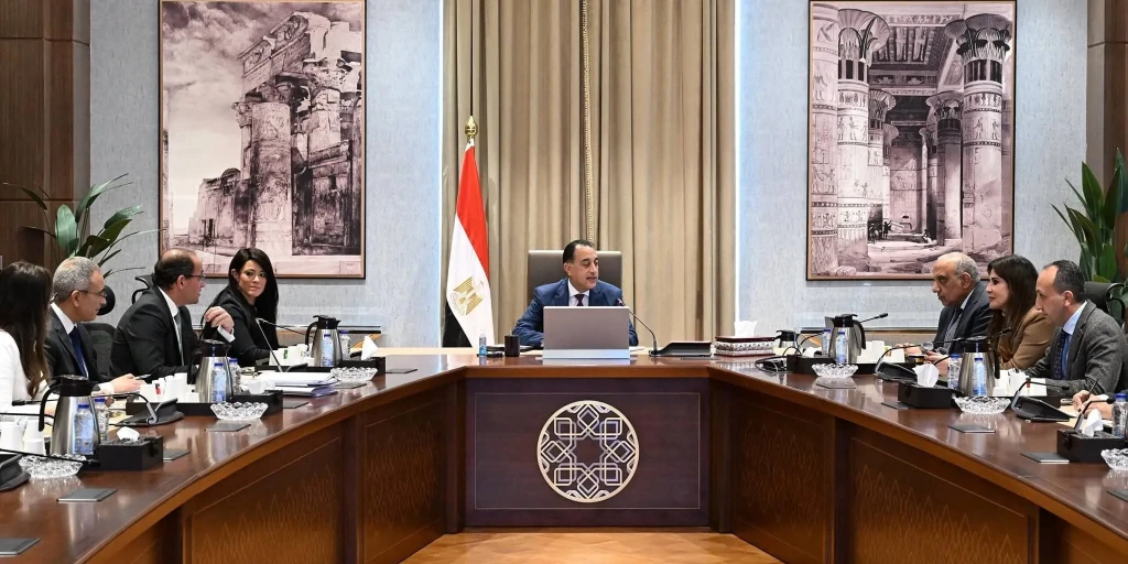 رئيس الوزراء يتابع موقف توافر التمويل المطلوب لمشروعات الكهرباء