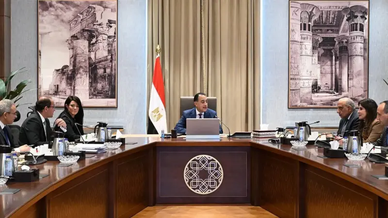 رئيس الوزراء يتابع موقف توافر التمويل المطلوب لمشروعات الكهرباء