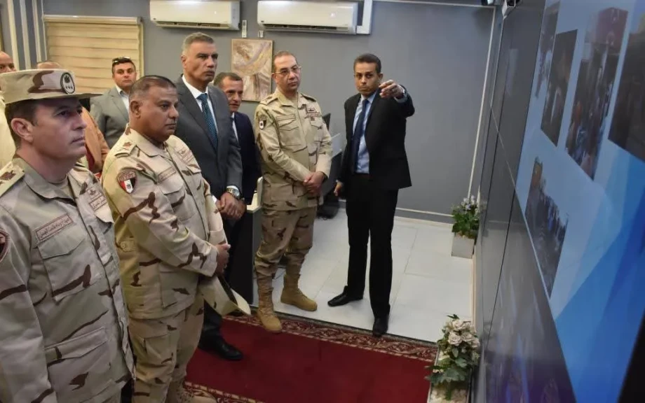 محافظ أسوان وقائد قوات الدفاع الشعبى  يشهدان البيان العملى لإدارة الأزمة من داخل مركز سيطرة الشبكة الوطنية