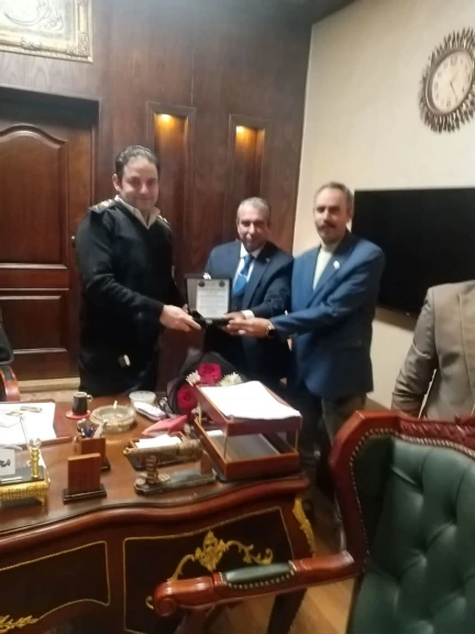 مكتب المعادي التابع للمركز الإعلامي لحقوق الإنسان يكرم قيادات الشرطة