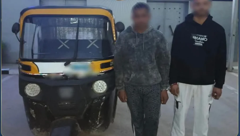 الداخلية:ضبط المتهمين في واقعة قيامهم دفع شخص من التوكتوك وسرقته