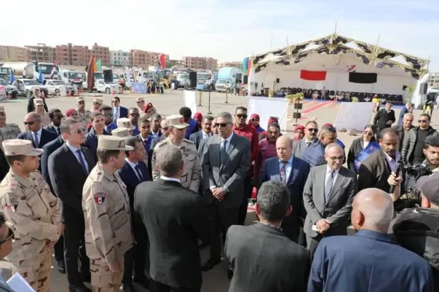 محافظ أسوان وقائد قوات الدفاع الشعبى والعسكرى يتفقدان إصطفاف المعدات ومعسكر الإيواء