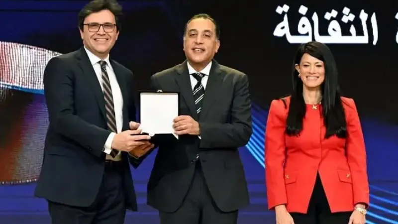 رئيس الوزراء يسلم وزير الثقافة جائزة التميز الحكومي في مجال تكافؤ الفرص وتمكين المرأة