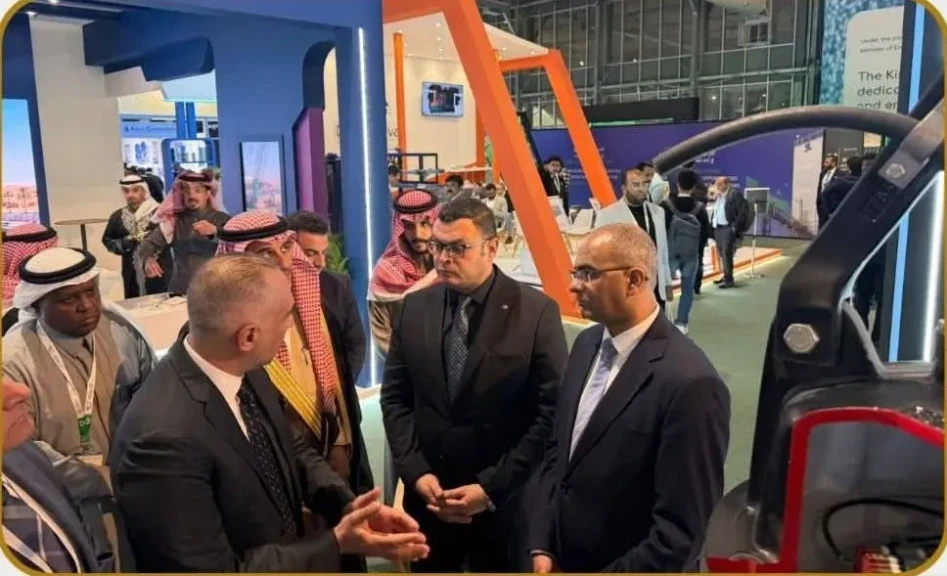 وزير الإسكان يتفقد أجنحة معرض ”إيفات السعودية 2026” بالرياض