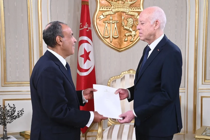 وزير الخارجية يسلّم رسالة خطية من رئيس الجمهورية إلى الرئيس التونسي تؤكد خصوصية العلاقات بين البلدين