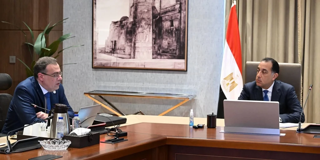 رئيس الوزراء يتابع مع رئيس الجهاز المركزي للتنظيم والإدارة عددا من ملفات العمل