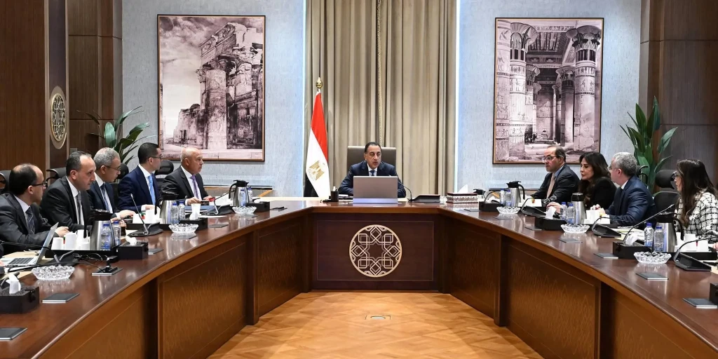 رئيس الوزراء يعقد اجتماعاً لبحث فرص توطين صناعة السيارات وزيادة تنافسية المناطق الحرة