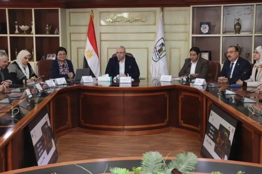 محافظ بني سويف يُناقش جهود وإنجازات الخطة العاجلة للسكان والتنمية