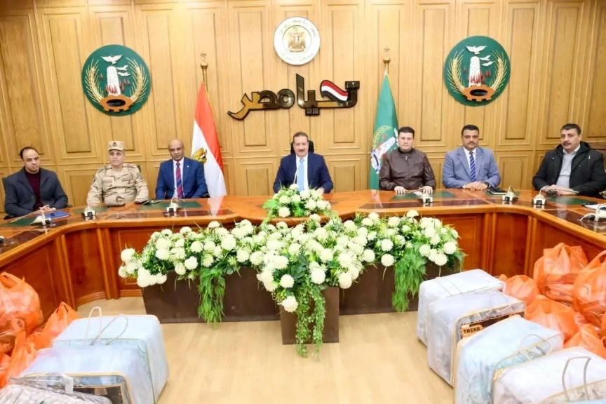 محافظ المنوفية يسلم مساعدات مالية وعينية لـ 65 حالة إنسانية من الأسر الأولى بالرعاية