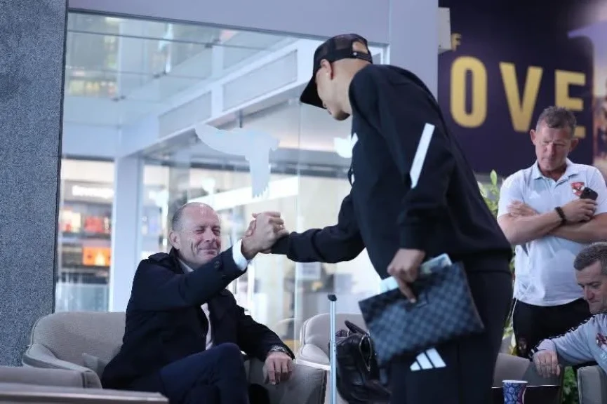 توافد لاعبي الأهلي إلى مطار القاهرة استعدادًا للسفر لتنزانيا