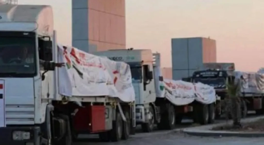 قافلة ”زاد العزة” الـ 127 تدخل إلى الفلسطينيين فى قطاع غزة