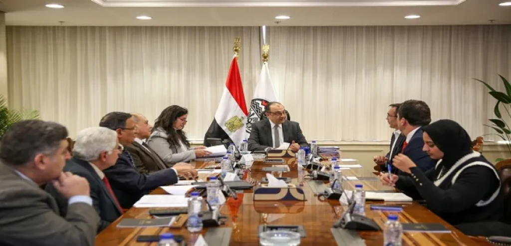 وزير قطاع الأعمال العام يبحث مع مستثمرين أتراك فى صناعة الملابس فرص التعاون