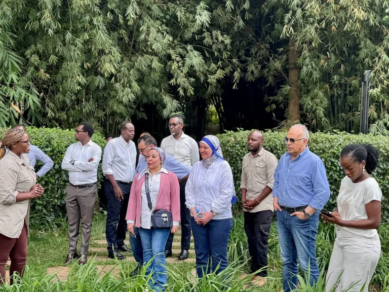 وزير الري، و وزيرة البيئة الرواندية، يتفقدان محمية نيانديونغو بالعاصمة الرواندية كيجاليي