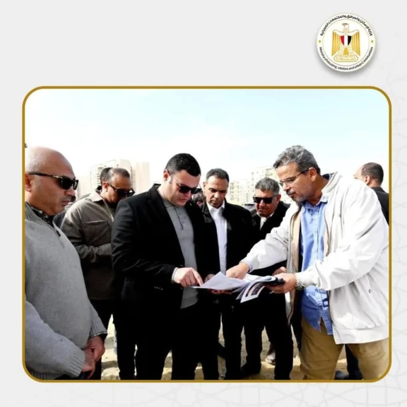 وزير الإسكان يتفقد المشروعات السكنية ومستشفى  مدينة حدائق أكتوبر