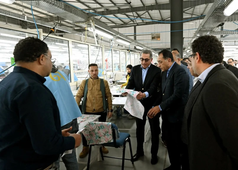 رئيس الوزراء يتفقد مصنع ”الجيزة للملابس الجاهزة