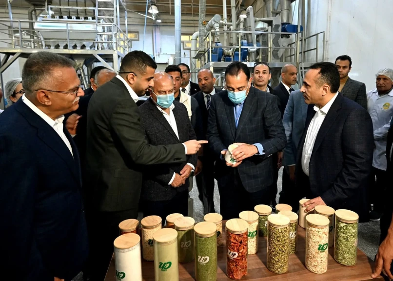 رئيس الوزراء يتفقد مصنع الشركة المتحدة لتجفيف الحاصلات الزراعية