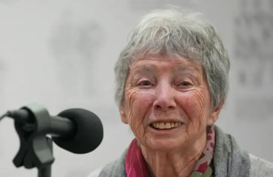 40 عاماً في خدمة الشعر.. امرأة حولت مترو لندن لأكبر ديوان بالعالم