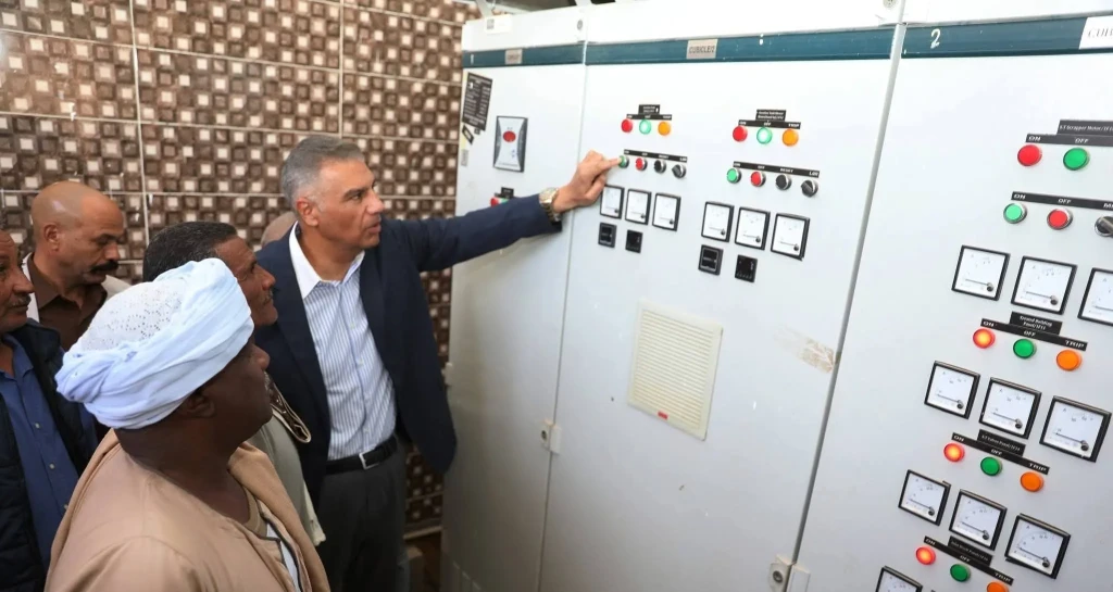 محافظ أسوان يعطى إشارة البدء للتشغيل التجريبى لمشروع الصرف الصحى  لتجمع قروى الطوناب