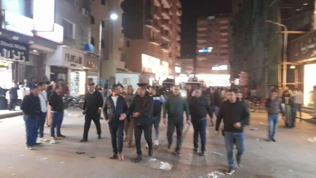 محافظة الجيزة ترفع إشغالات وتعديات الباعة الجائلين والمحال بشارع العريش