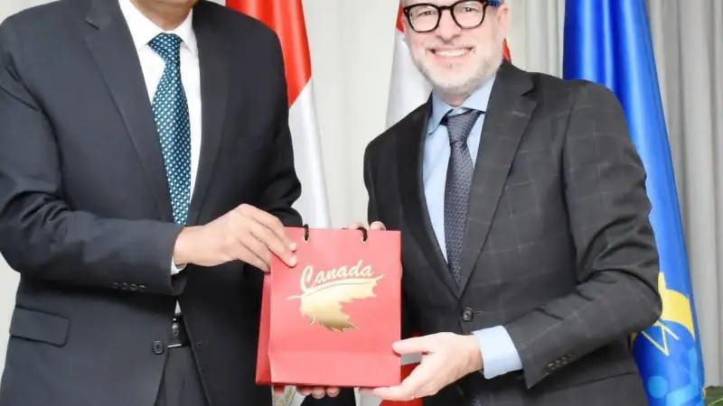 محافظ أسوان يستقبل سفير كندا ووفد منظمة الفاو الدولية