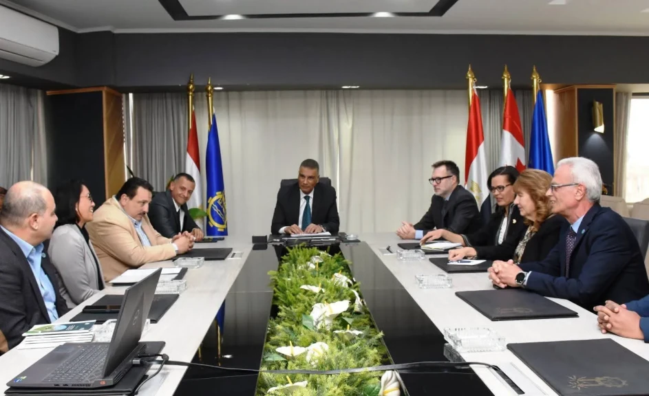 محافظ أسوان يترأس الإجتماع التنسيقى لمتابعة مشروع تعزيز الزراعة الذكية مناخياً