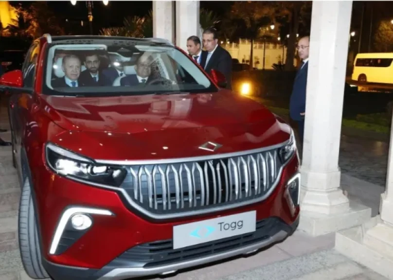 أردوغان يهدى السيسى سيارة كهربائية.. والرئيس يقودها بصحبة نظيره التركى