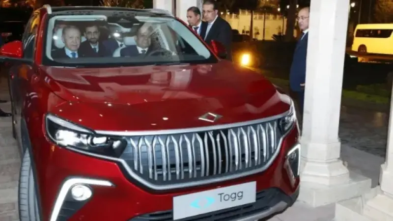 أردوغان يهدى السيسى سيارة كهربائية.. والرئيس يقودها بصحبة نظيره التركى