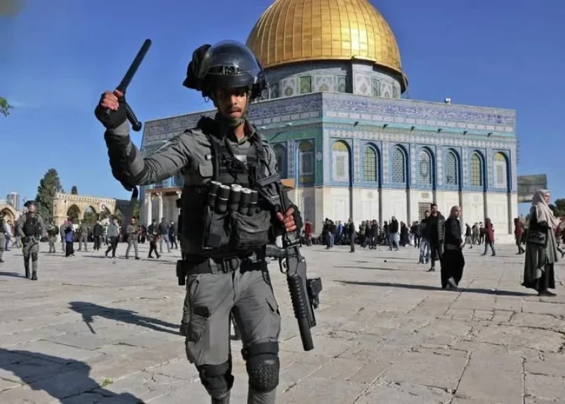الاحتلال الإسرائيلي يسلّم استدعاءات وقرارات بالإبعاد عن المسجد الأقصى